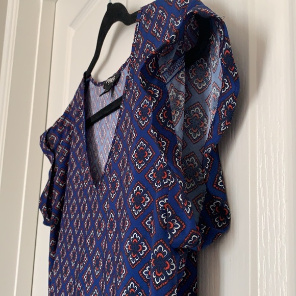 Patterned EXPRESS Rolled Sleeve Blouse - Picture 4 of 6